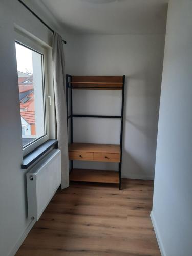 a room with a book shelf and a window at A7 J22 FeWo Michelangelo NETFLIX Fußgängerzone in Eisenach