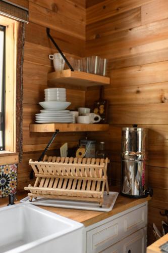 Фотография из галереи Romantic Off-Grid Cabin by Glacier lake в городе Пембертон