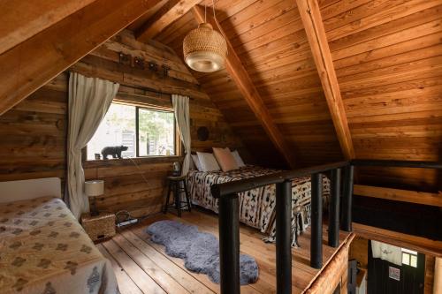 Кровать или кровати в номере Romantic Off-Grid Cabin by Glacier lake