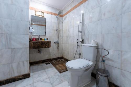 Bilik mandi di Hayah Al Waha Hotel