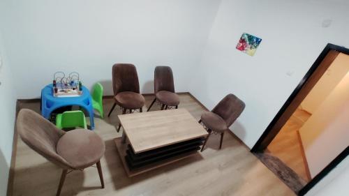 um grupo de cadeiras e uma mesa em uma sala em 3 Stars Apartments em Prilep