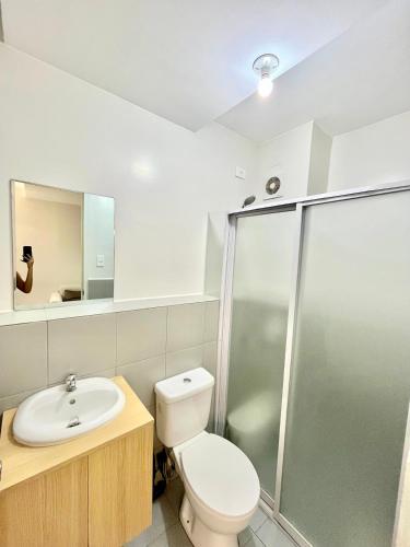 Ένα μπάνιο στο Cozy 2BR for 6pax Families & Groups, Wi-Fi, Budget Stay near IT Park Cebu- Unit Vinn by GERRA