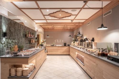 a large kitchen with aasteryasteryasteryasteryasteryasteryasteryasteryasteryasteryastery at Alpenhotel Tirolerhof Gerlos in Gerlos