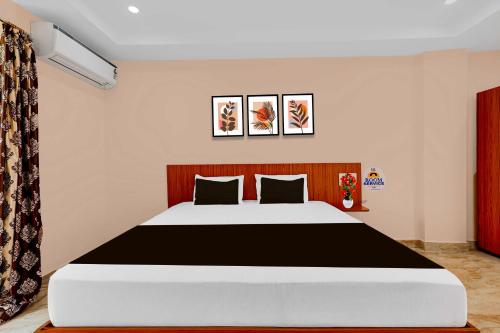 a bedroom with a large bed in a room at Collection O Bheemili Beach Visakhapatnam in Visakhapatnam