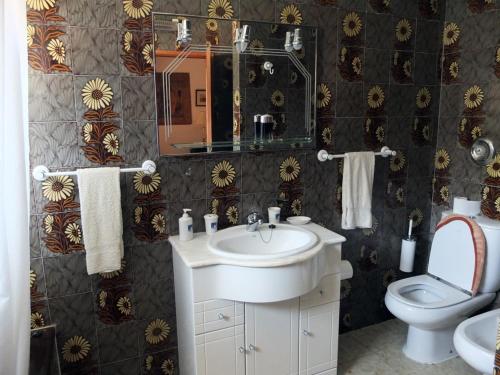 a bathroom with a sink and a toilet at Vila Candeias, Vilamoura, Algarve, Beach, 10p in Quarteira