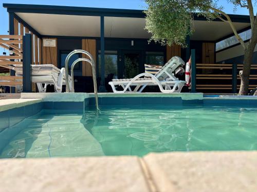 Bazén v ubytování Mobilhome-Kroatien DELUXE Mobilhome & privatem Meerwasserpool Insel Pašman nebo v jeho okolí