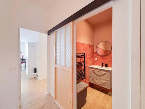 a bathroom with a sink and a mirror at Stalingrad - Wifi, AC, 4pers in Nice