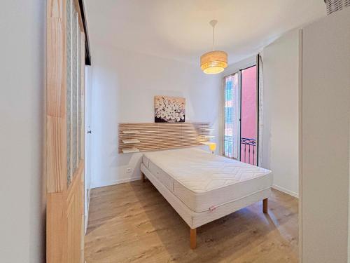 a bedroom with a bed and a window at Stalingrad - Wifi, AC, 4pers in Nice