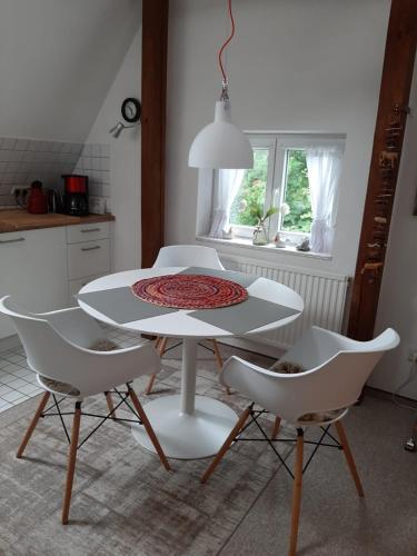 a white table and chairs in a kitchen at Ferienwohnungen Himmelsstübchen und Gartenstübchen in Plön