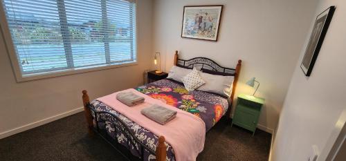 Кровать или кровати в номере Family Holiday Home- Lake Hawea Haven