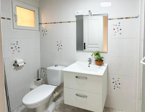 Ένα μπάνιο στο Appartement avec piscine et parking privé