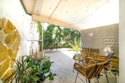 MELISSA - a lovely apartment & patio, Varnava, Pagrati