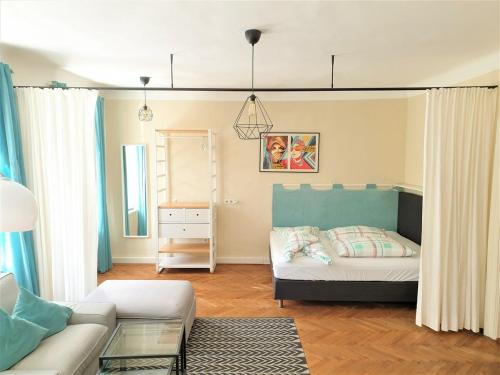 Big Viennese City Apartment with Piano and AC