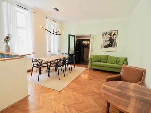 Big Viennese City Apartment with Piano and AC