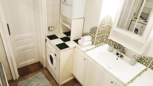 Big Viennese City Apartment with Piano and AC
