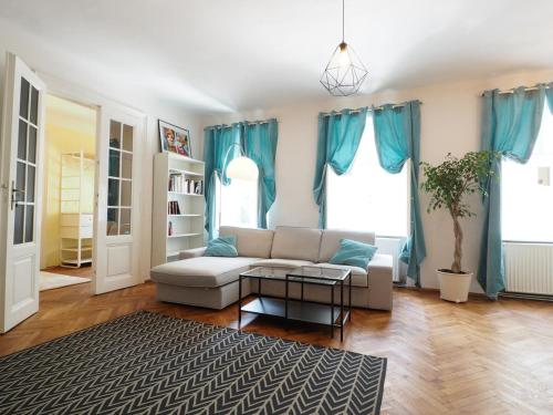 Big Viennese City Apartment with Piano and AC