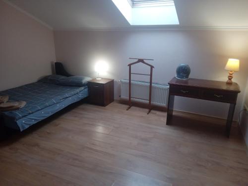 a bedroom with a bed and a desk with a lamp at DOBA - Центр - Бограч 2 кім 6 міс Завжди тепла ! in Mukacheve