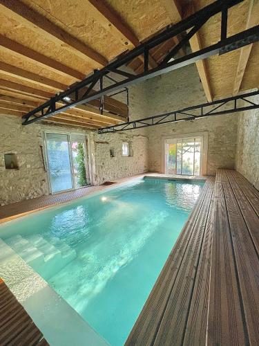Suites zen dans maison d'hôtes avec piscine intérieure et jardin
