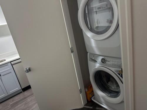 a washing machine and a washer in a kitchen at Glorestays in Baltimore