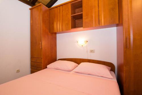 Ένα ή περισσότερα κρεβάτια σε δωμάτιο στο Apartments Bartul