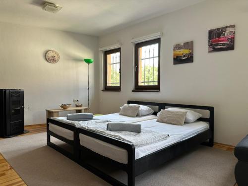 เตียงในห้องที่ Apartman Ami