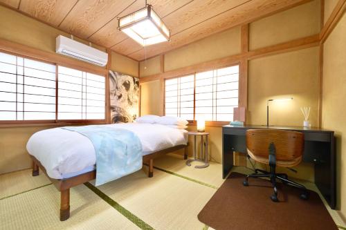 Postel nebo postele na pokoji v ubytování Kawagoe Inn Tokine 時の鐘まで徒歩3分 敷地内駐車場 お子様用プレイルーム