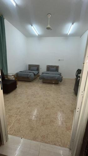 ein Wohnzimmer mit zwei Sofas und einer Couch in der Unterkunft بيت العراب in Mirbāţ