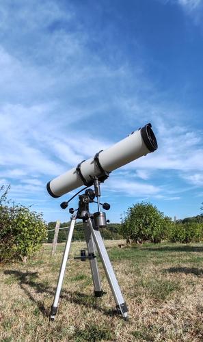 a telescope on a tripod in a field at Gîte 4 pers proche cure thermale, Futuroscope, calme et nature à La Roche Posay in La Roche-Posay