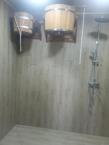 baño con ducha con 2 cubos en la pared en Озеро Надії, en Ozeryany