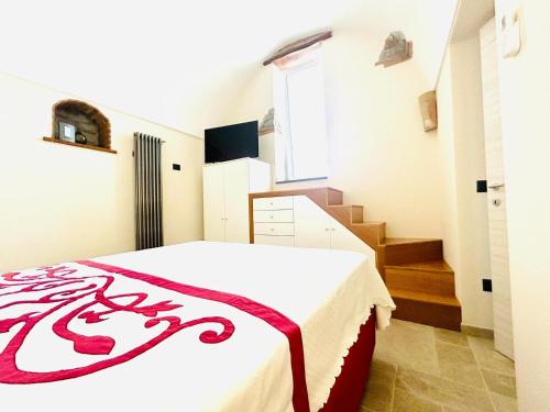 a bedroom with a bed with a red and white blanket at Amalfi Lodge in Tramonti