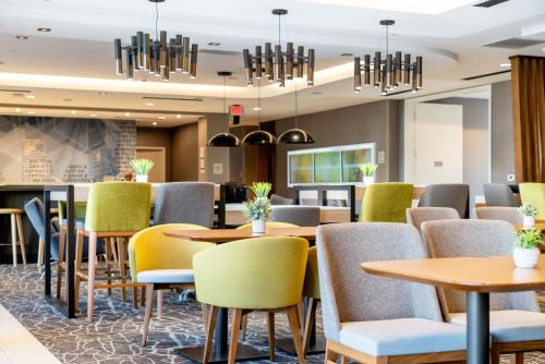 Posezení v ubytování SpringHill Suites by Marriott Oakland Airport