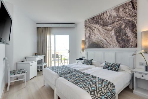 Katil atau katil-katil dalam bilik di Cala Millor Garden Hotel - Adults Only