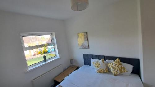 a bedroom with a bed and a window at Three-Bedroom House Perfect for Contractors and Small Groups, sleeps 5 people in Durham in Bishop Auckland
