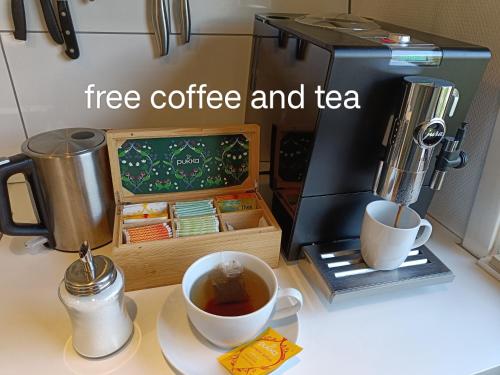 una cafetera y una taza de café en una barra en KNUS tiny gardenhouse, en Doorn