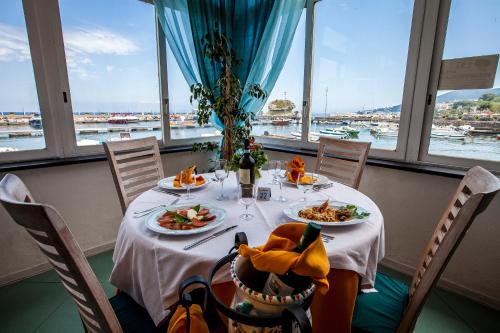 Imagem da galeria de Hotel La Sirenella em Ischia