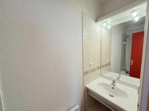 a bathroom with a sink and a mirror at Duplex au pied des pistes VALMEINIER 1800 in Valmeinier