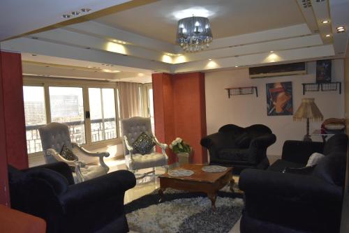 Khu vực ghế ngồi tại شقة فندقية بالعجوزة