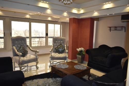 Khu vực ghế ngồi tại شقة فندقية بالعجوزة
