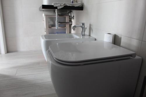a bathroom with a sink and a toilet at Appartamento moderno a 500mt dal mare in Civitanova Marche