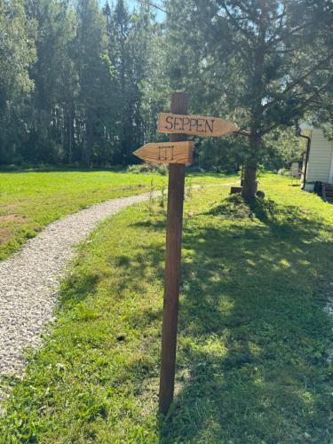 a wooden sign that says sparrow on a path at Ratasvälja Apartment Iti in Lohkva