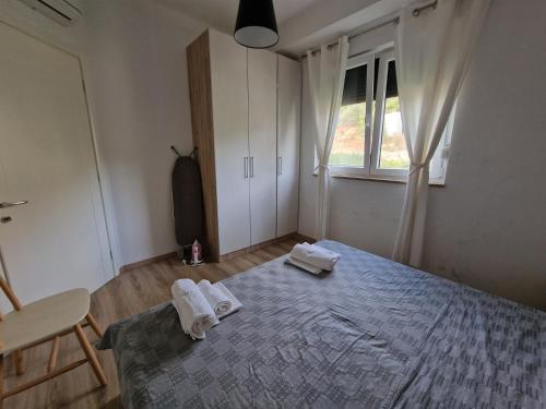 Ένα ή περισσότερα κρεβάτια σε δωμάτιο στο Apartament , White Rocks, Drimadhe