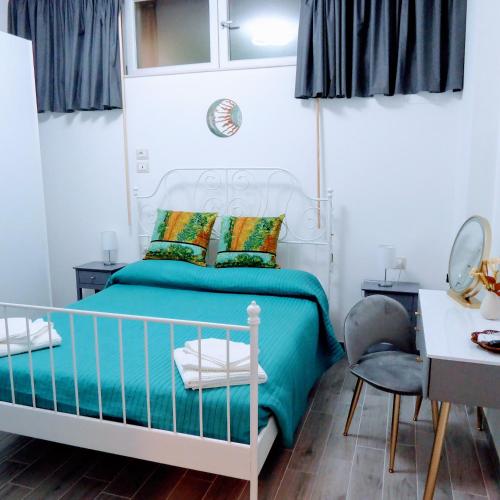 a bedroom with a bed and a desk and a chair at Stella Apartment in Marina Palmense