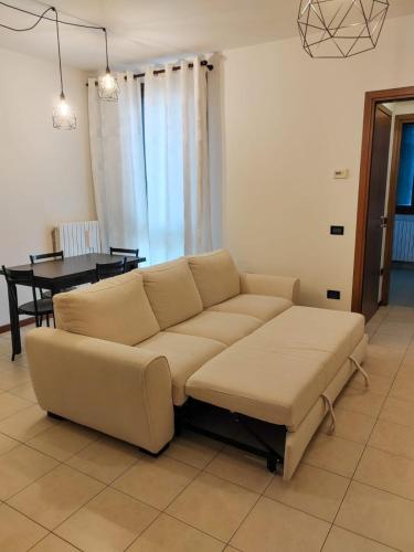 a living room with a couch and a table at Elegante bilocale nel cuore di Rubiera in Rubiera