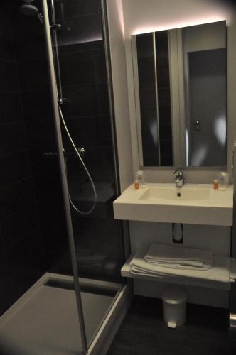 The Originals City, Hôtel Les Caps, Saint-Brieuc Estにあるバスルーム