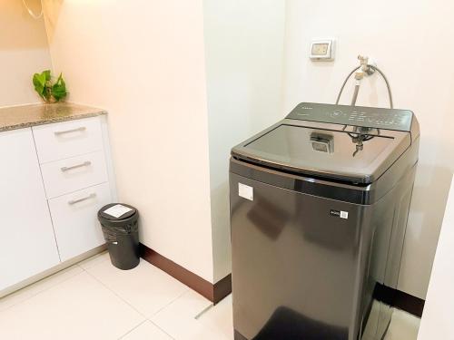 un cubo de basura en una cocina junto a un mostrador en Stylish 1BR Prime BGC Uptown near Hyatt #upt119c, en Manila