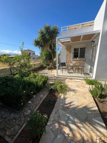 Κήπος έξω από το Villa Karneios