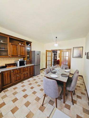 מטבח או מטבחון ב-Spacious Central Apartment