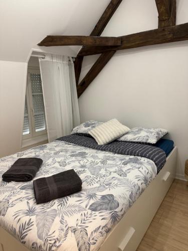 ブールジュにあるSéjour a Bourges avec Parkingの部屋にベッドがある寝室