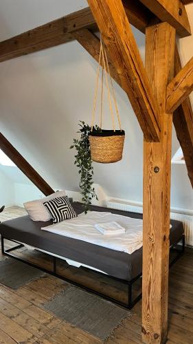 Ένα ή περισσότερα κρεβάτια σε δωμάτιο στο Black Billard l Loft für 2-5 Personen l Wohlfühlen in Altstadtnähe