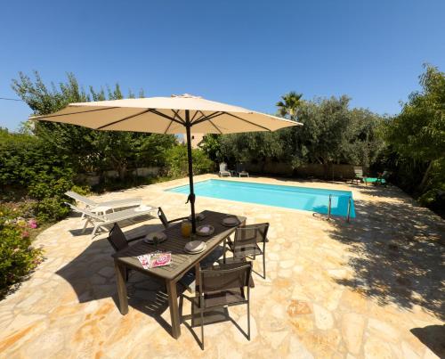 Πισίνα στο ή κοντά στο Villa Karneios